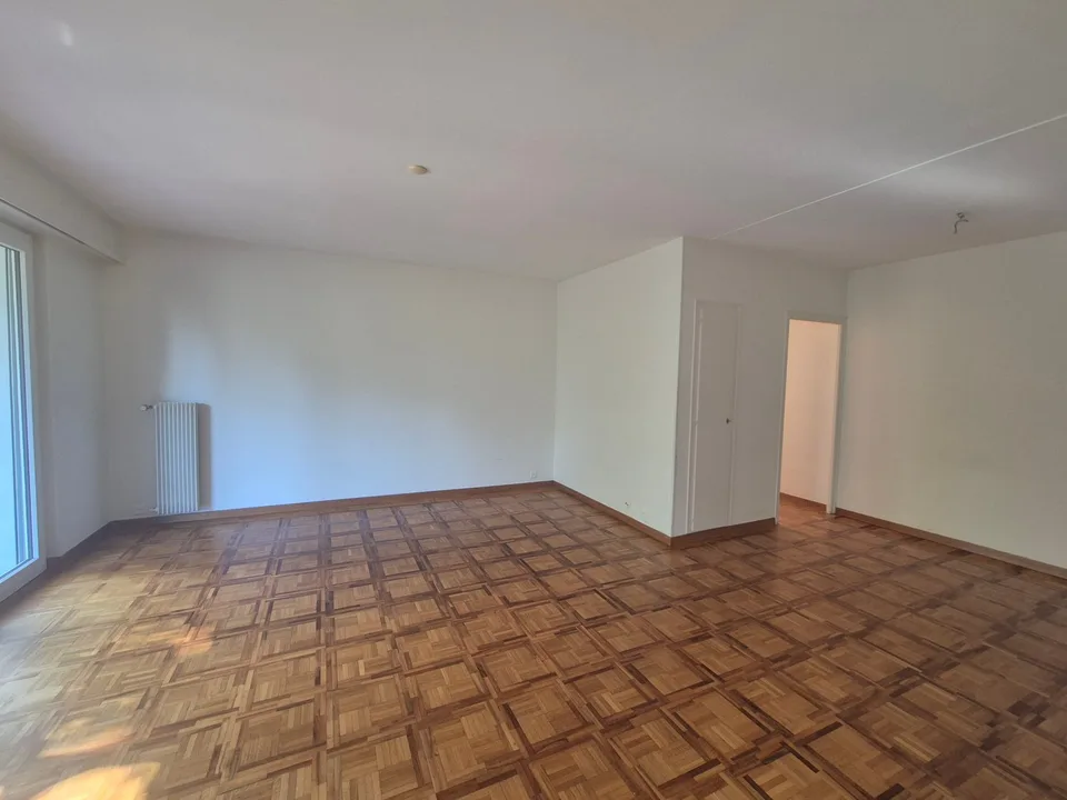 Über 6,5 Zimmer umfassende Durchgangswohnung, 1. Stock, ca. 152 m2 – Foto 4 von 7