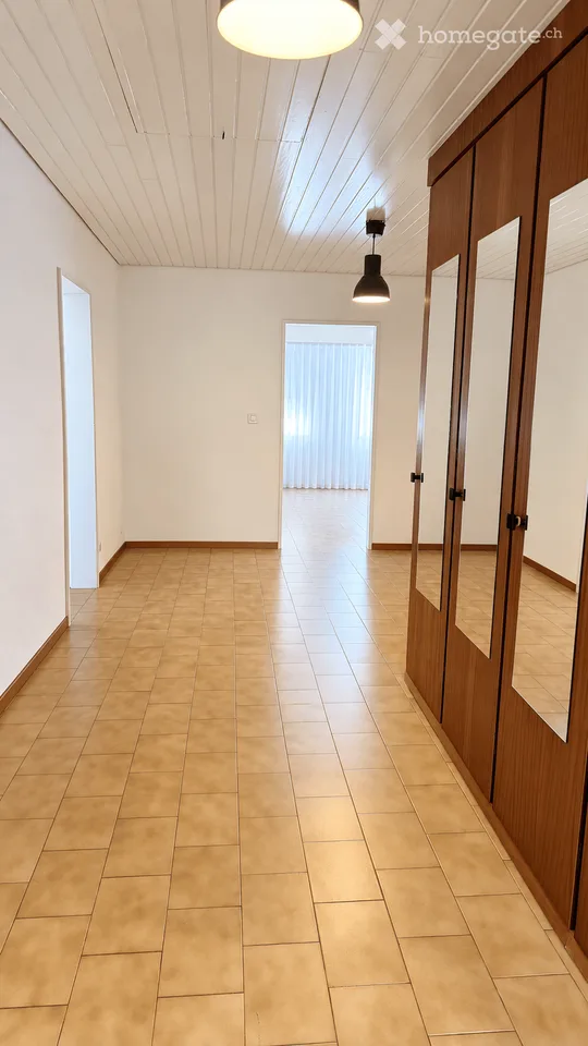 Spacious 4.5-room apartment with 145 m², fireplace, large balcony and 2 covered parking spaces – photo 3 of 5