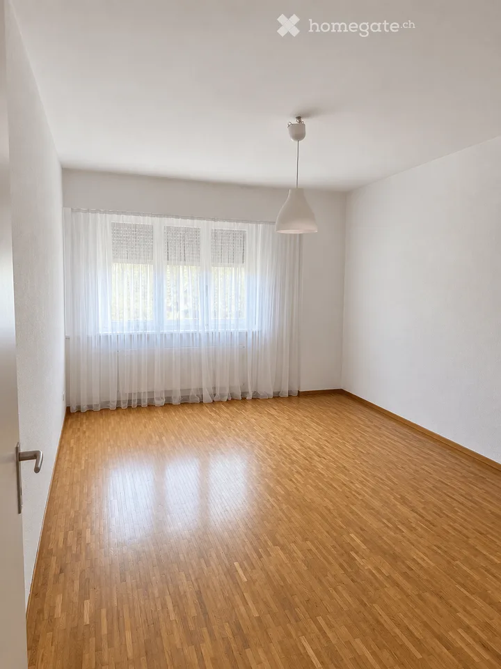 Spacious 4.5-room apartment with 145 m², fireplace, large balcony and 2 covered parking spaces – photo 4 of 5