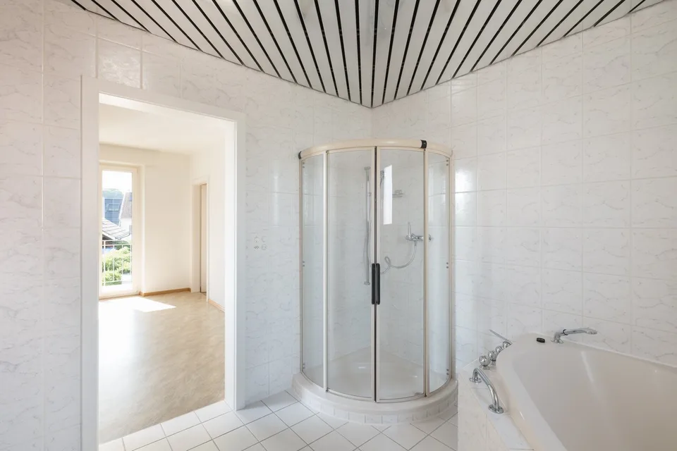 5-Zimmer-Einfamilienhaus 180 m2 in ruhiger Seitenstrasse nähe ÖV – Foto 4 von 11
