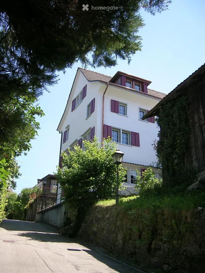 Dachwohnung mit Seesicht im historischen Dorfkern – Foto 2 von 10