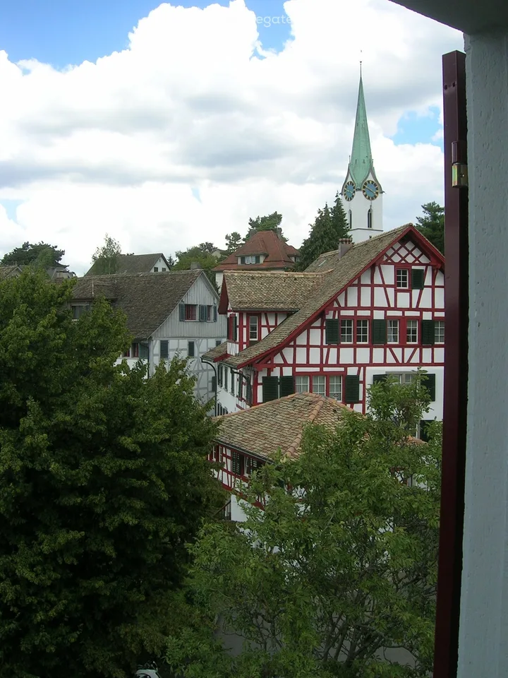 Dachwohnung mit Seesicht im historischen Dorfkern – Foto 7 von 10