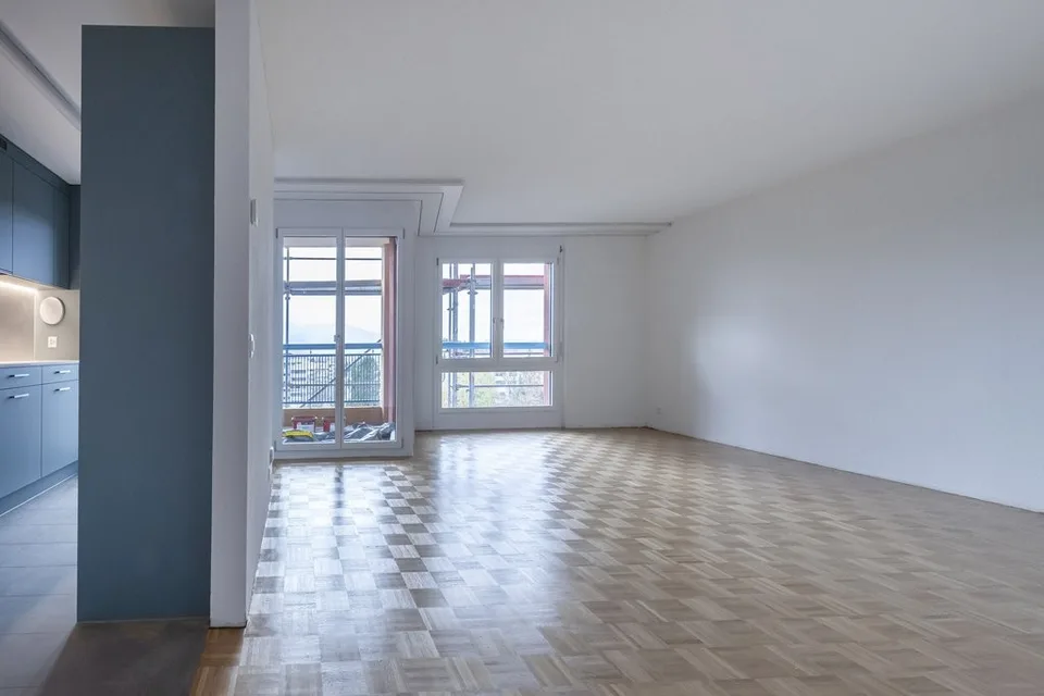 Moderne 4.5-Zimmerwohnung mit Balkon – Foto 3 von 8
