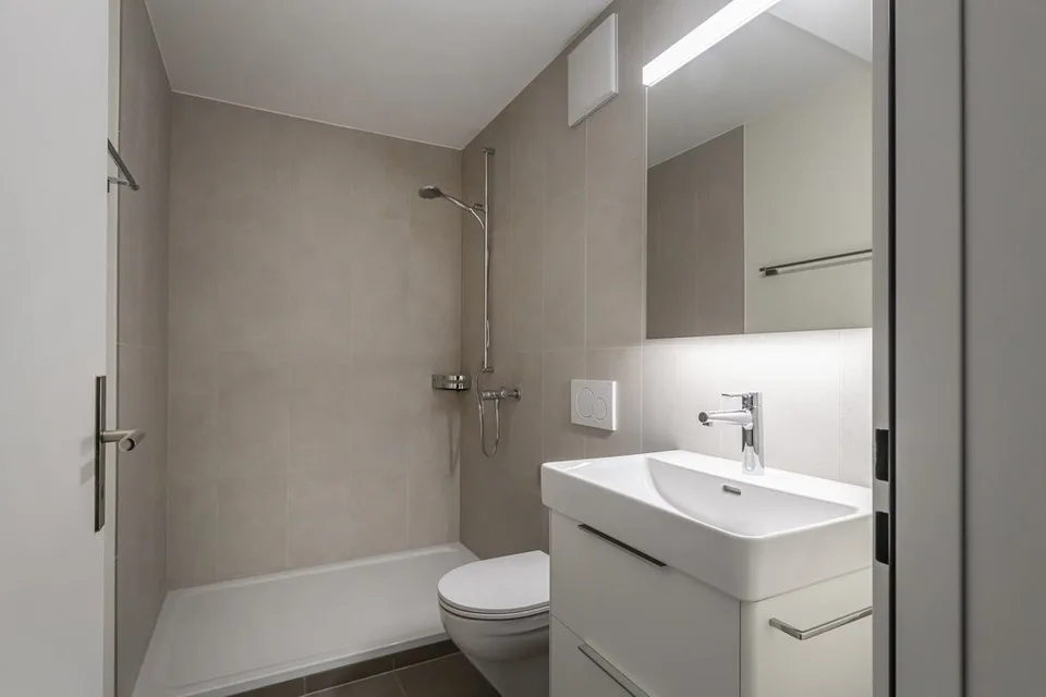Moderne 4.5-Zimmerwohnung mit Balkon – Foto 5 von 8