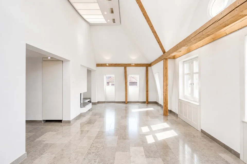 Attraktive 3.5-Zimmer-Dachwohnung mit privater Dachterrasse und Weitblick über Zürich und den Zürichsee – Foto 2 von 13