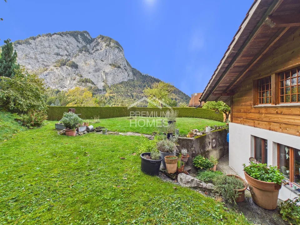 Foto: Bergsicht in Wimmis: 2 Parzellen, 3 Wohnungen plus Ausbau