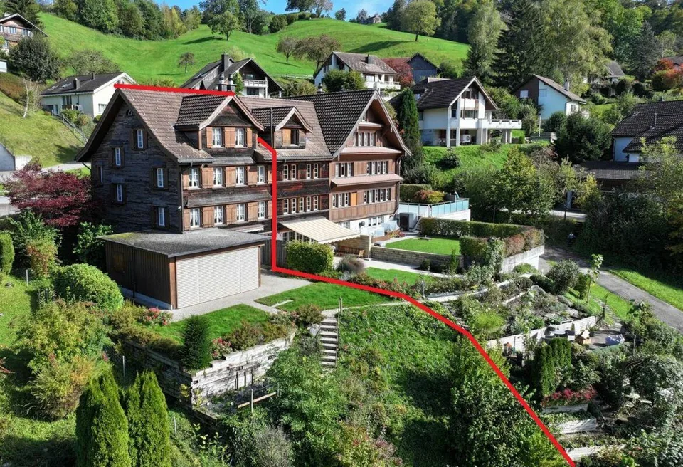 Zentrales Reihen-Eckhaus mit Umschwung auf grossem ausbaubarem Grun...