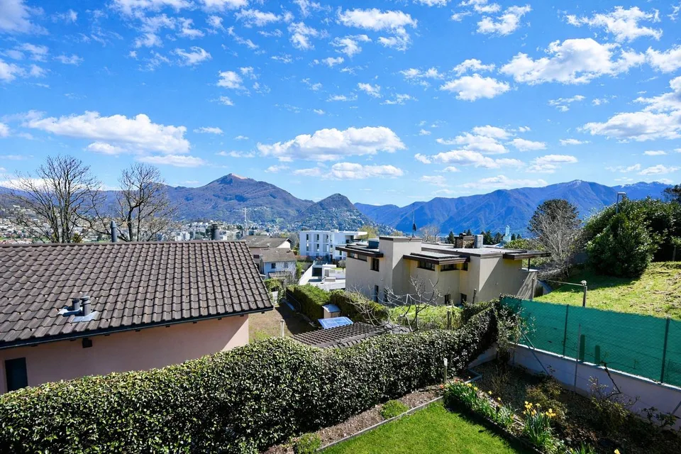 Villa con Vista Panoramica sulle Montagne e sul Lago di Lugano