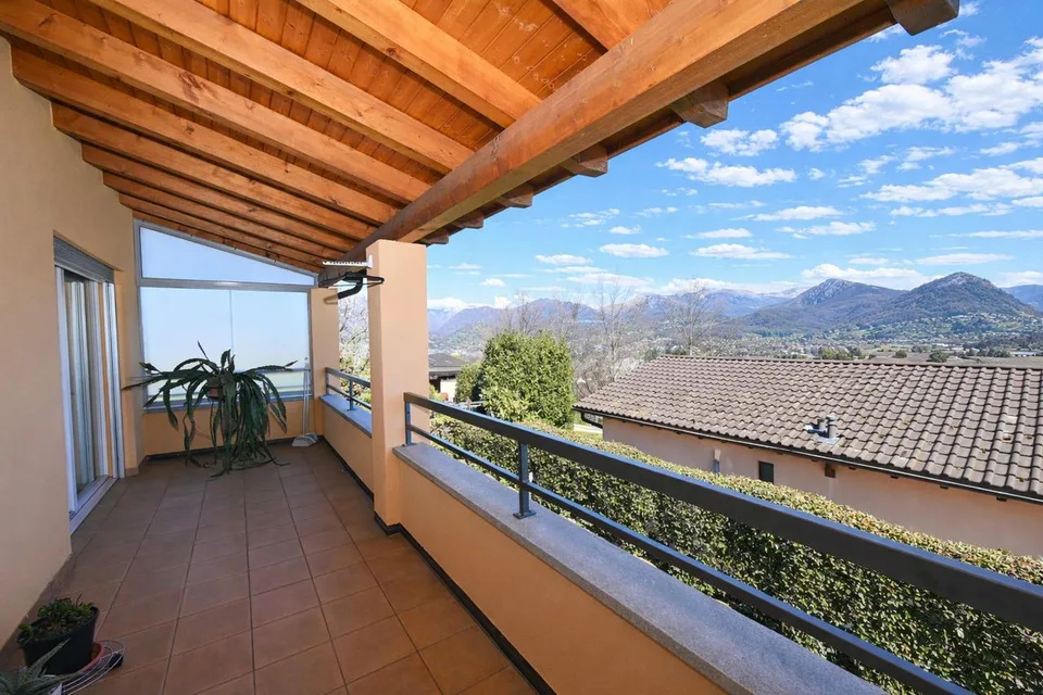Villa con Vista Panoramica sulle Montagne e sul Lago di Lugano