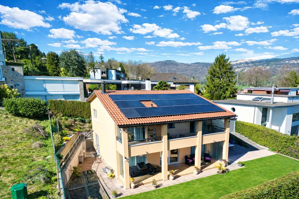 Villa con Vista Panoramica sulle Montagne e sul Lago di Lugano