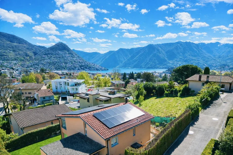Villa con Vista Panoramica sulle Montagne e sul Lago di Lugano