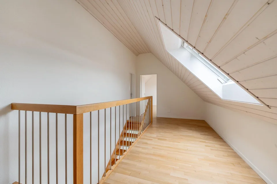 Wohnen auf zwei Ebenen mit Galerie und eigener Loggia – Foto 7 von 10