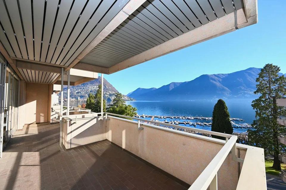 Appartamento di 350 m2 fronte lago di Lugano in Central Park