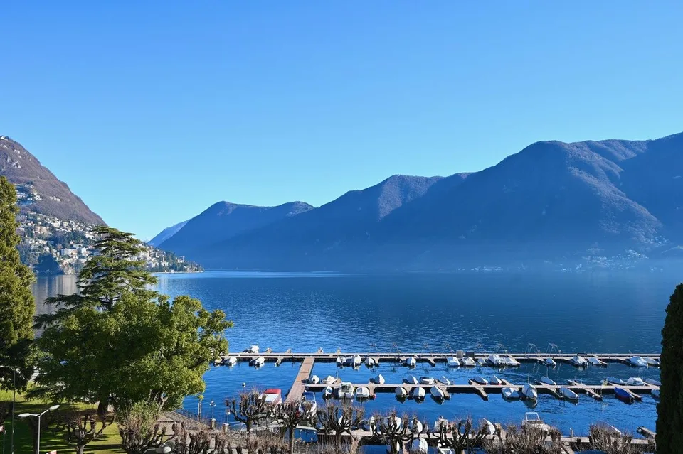 Appartamento di 350 m2 fronte lago di Lugano in Central Park