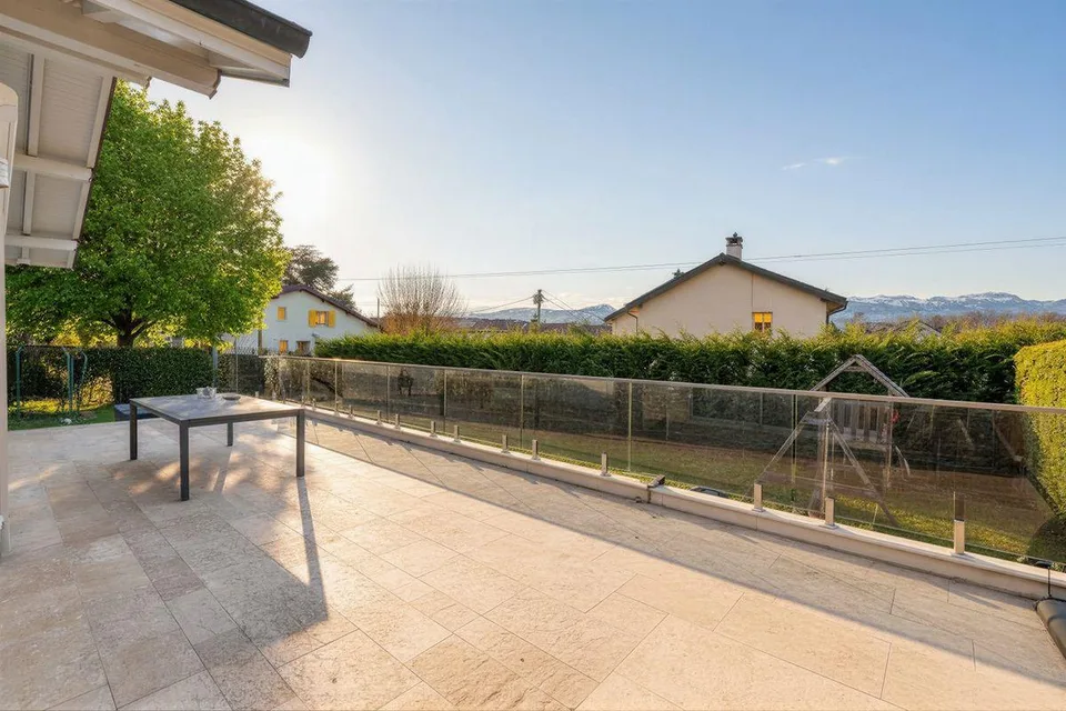 Wunderschöne renovierte freistehende Villa mit zwei unabhängigen Wohnungen und Blick auf den Jura