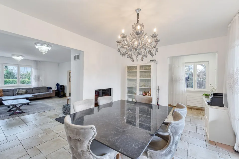 Wunderschöne renovierte freistehende Villa mit zwei unabhängigen Wohnungen und Blick auf den Jura