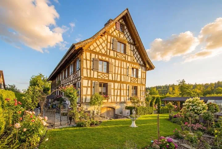 SYMBIOSE ZWISCHEN KLASSIK & KOMFORT - 7.5 ZIMMER HAUS MIT EINLIEGER...