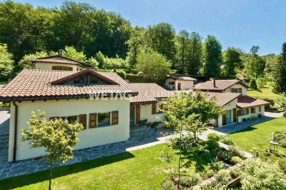 Elegante Villa in Lugano-Vaglio mit zwei Gästehäusern & Aussenpool ...