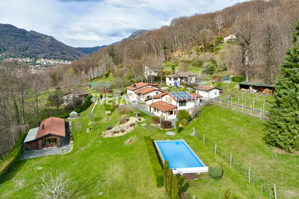 Elegante Villa in Lugano-Vaglio mit zwei Gästehäusern & Aussenpool ...
