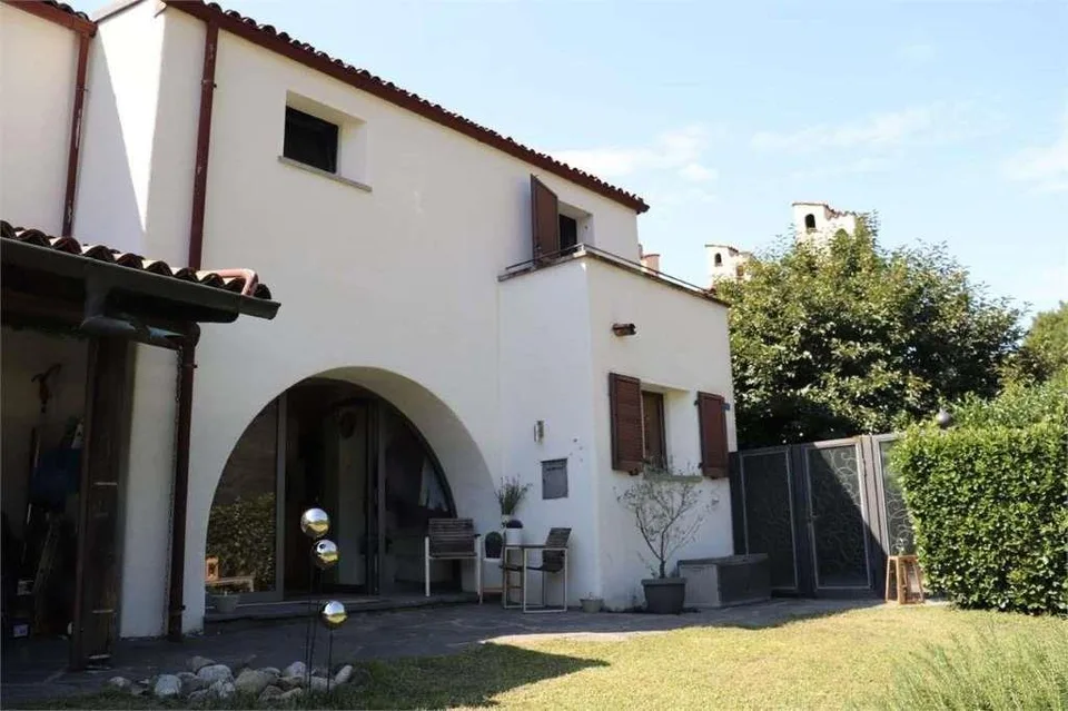 RIVA SAN VITALE: SUGGESTIVA CASA 5.5 loc. CON GIARDINO