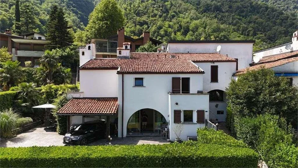 RIVA SAN VITALE: SUGGESTIVA CASA 5.5 loc. CON GIARDINO