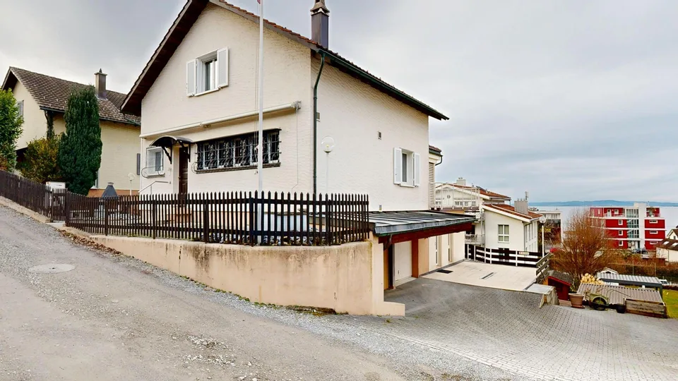 Maison unifamiliale spacieuse avec vue sur le lac et appartement séparé