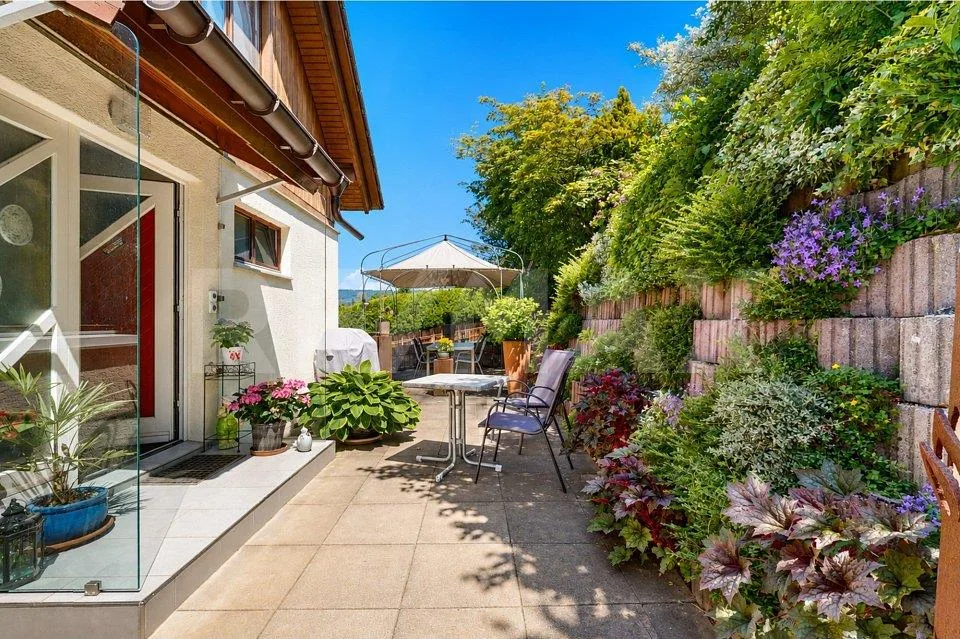 Paradiso familiare con giardino da sogno soleggiato a Othmarsingen