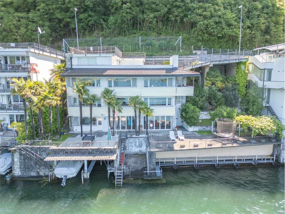 Exklusive Villa in Bissone direkt am Wasser