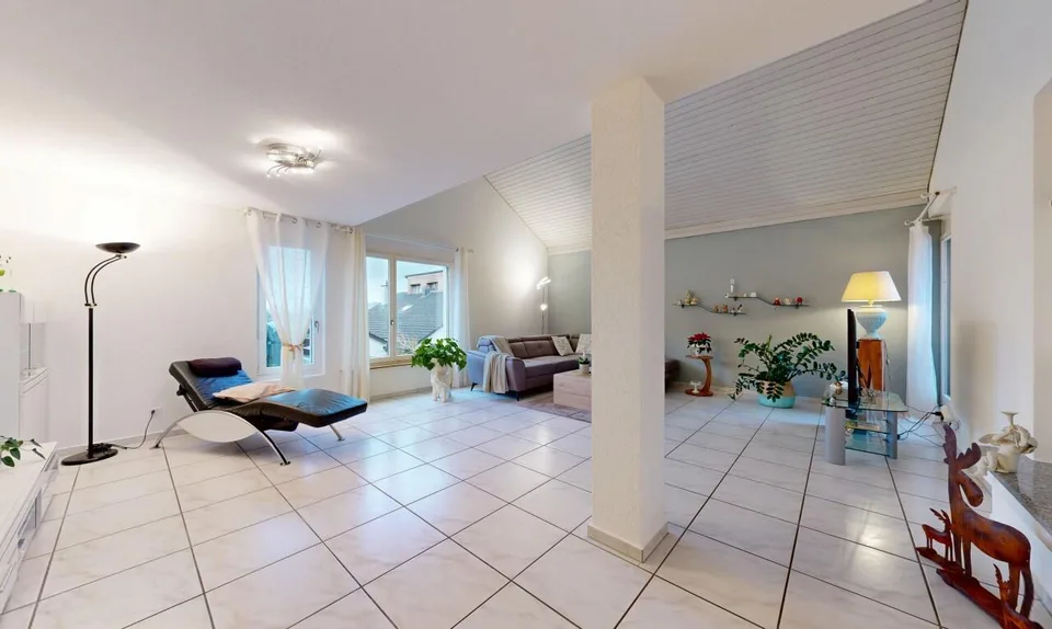 Ampio appartamento con terrazza di 4,5 stanze con ascensore e giardino d'inverno