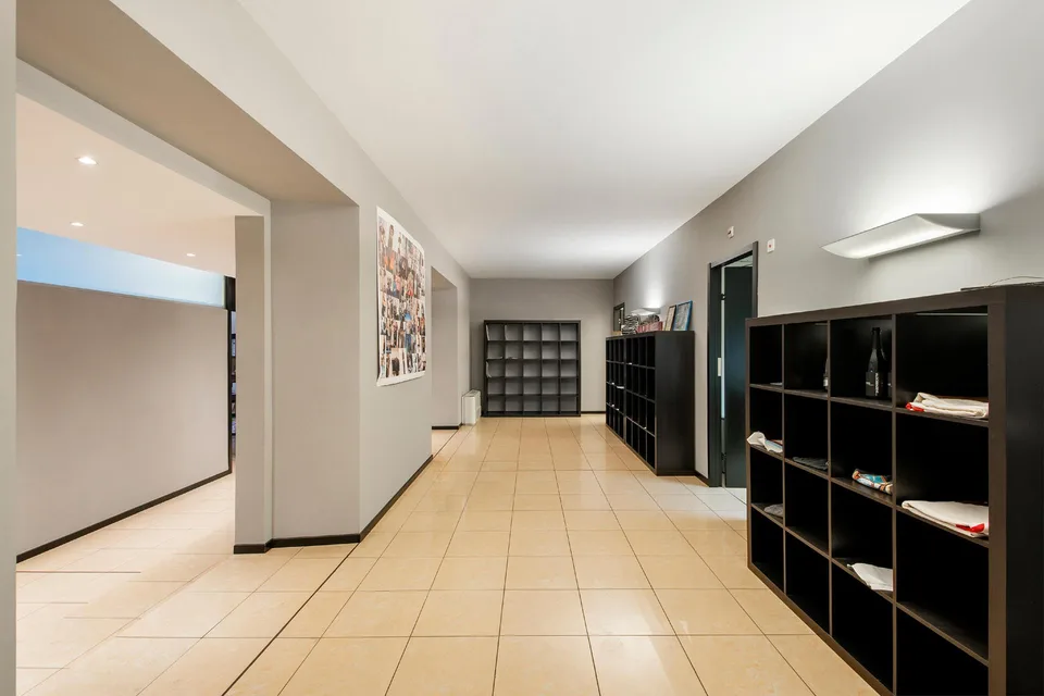 Spacious prestigious office with lake view