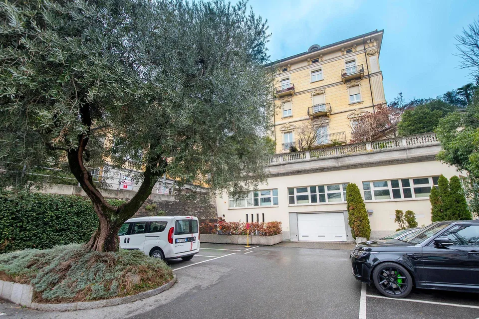 Geräumiges Prestigebüro mit Seeblick