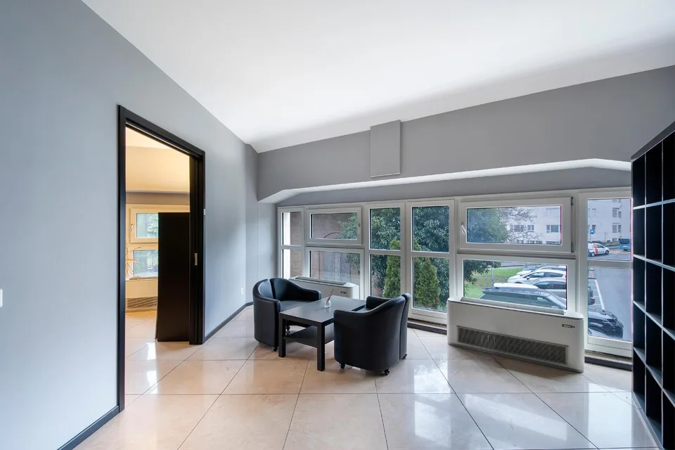 Ampio ufficio di prestigio con vista lago – foto 9 di 12