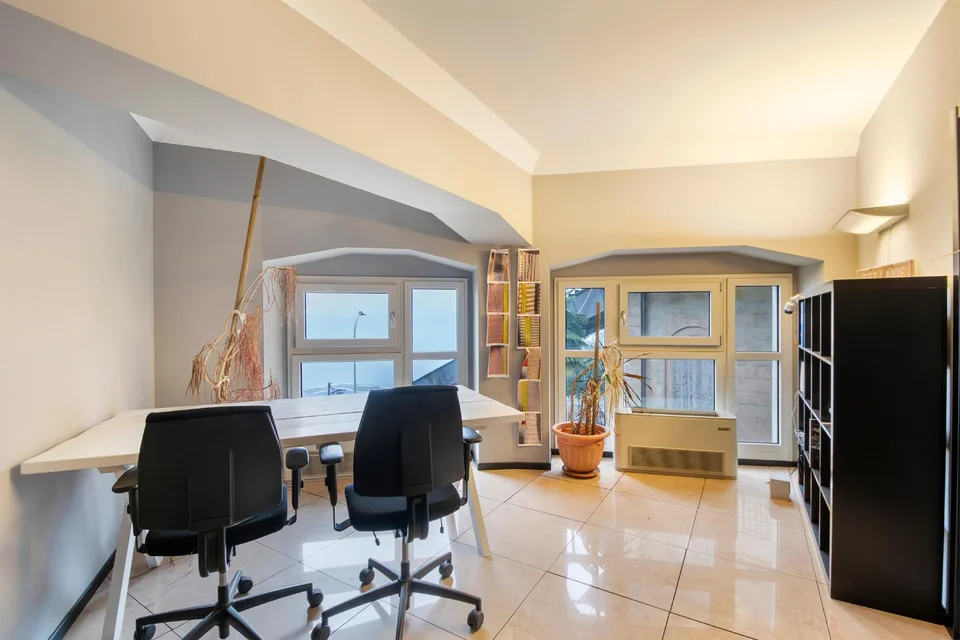Ampio ufficio di prestigio con vista lago – foto 8 di 12