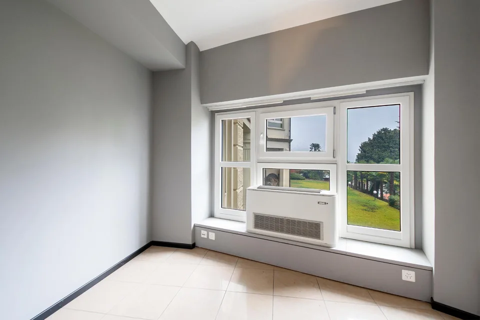Ampio ufficio di prestigio con vista lago – foto 10 di 12