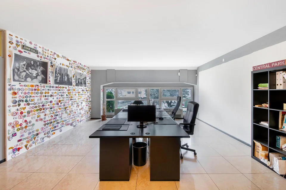 Ampio ufficio di prestigio con vista lago – foto 6 di 12