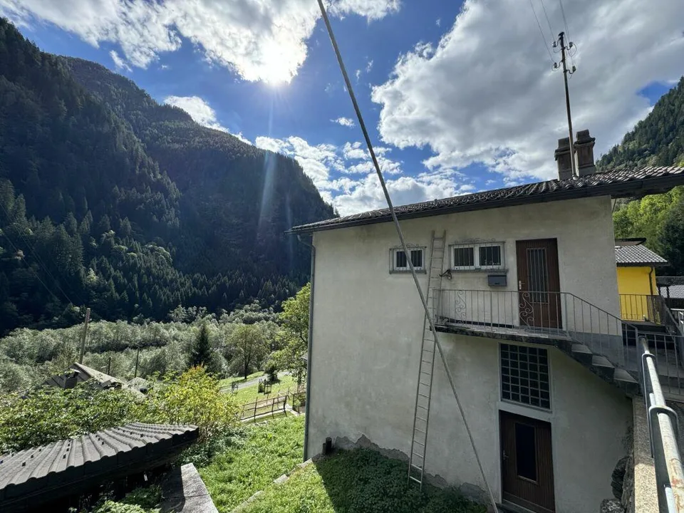 Casa unifamiliare con due appartamenti - Il tuo progetto in una location idilliaca!