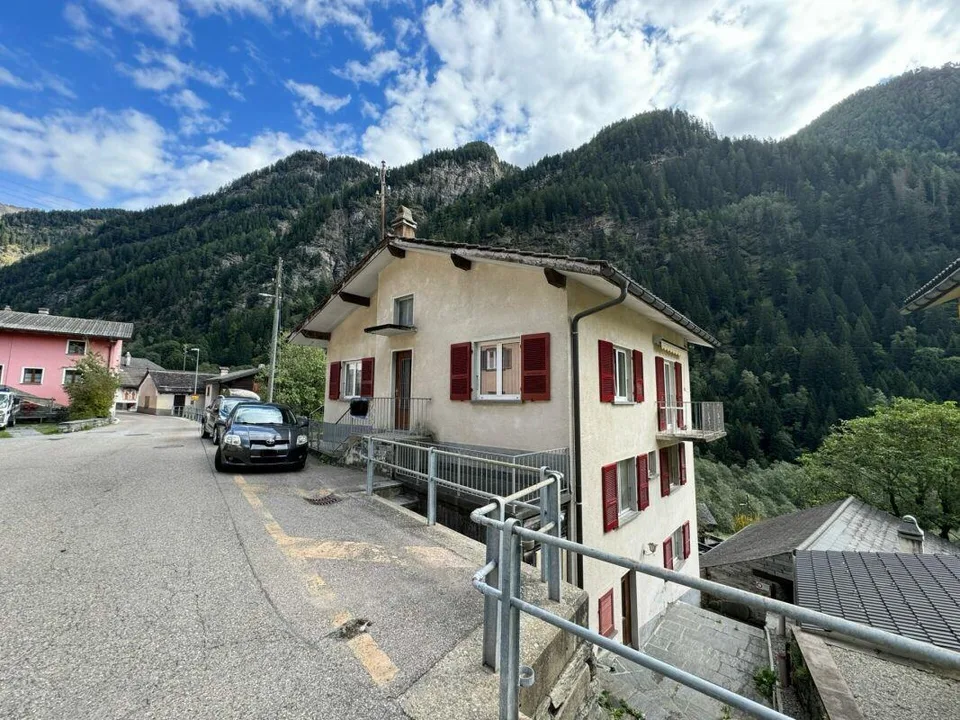 Casa unifamiliare con due appartamenti - Il tuo progetto in una location idilliaca!