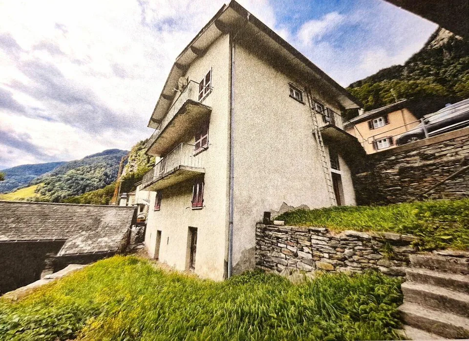 Casa unifamiliare con due appartamenti - Il tuo progetto in una location idilliaca!