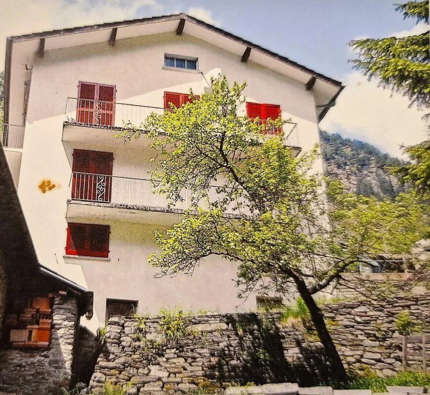 Casa unifamiliare con due appartamenti - Il tuo progetto in una location idilliaca!