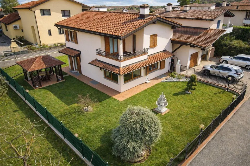 Splendida casa unifamiliare con giardino ben curato in zona soleggi...