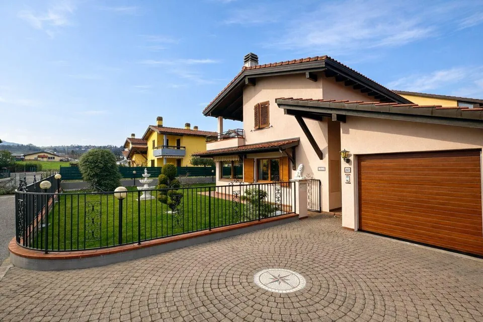 Schönes Einfamilienhaus mit gepflegtem Garten in sonniger und gut erschlossener Lage
