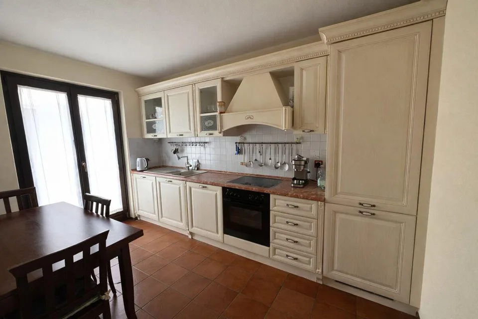 Splendida casa unifamiliare con giardino ben curato in zona soleggiata e servita – foto 9 di 22