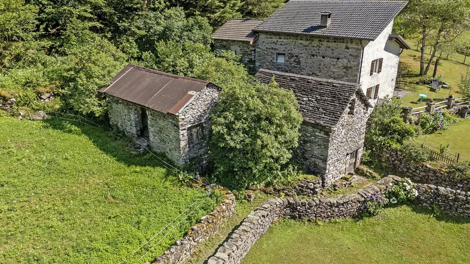 Val Bavona - Loc. Roseto - 2 Rustico zum Renovieren mit bauland