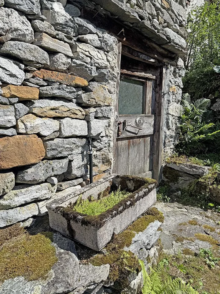 Val Bavona - Loc. Roseto - 2 Rustico zum Renovieren mit bauland