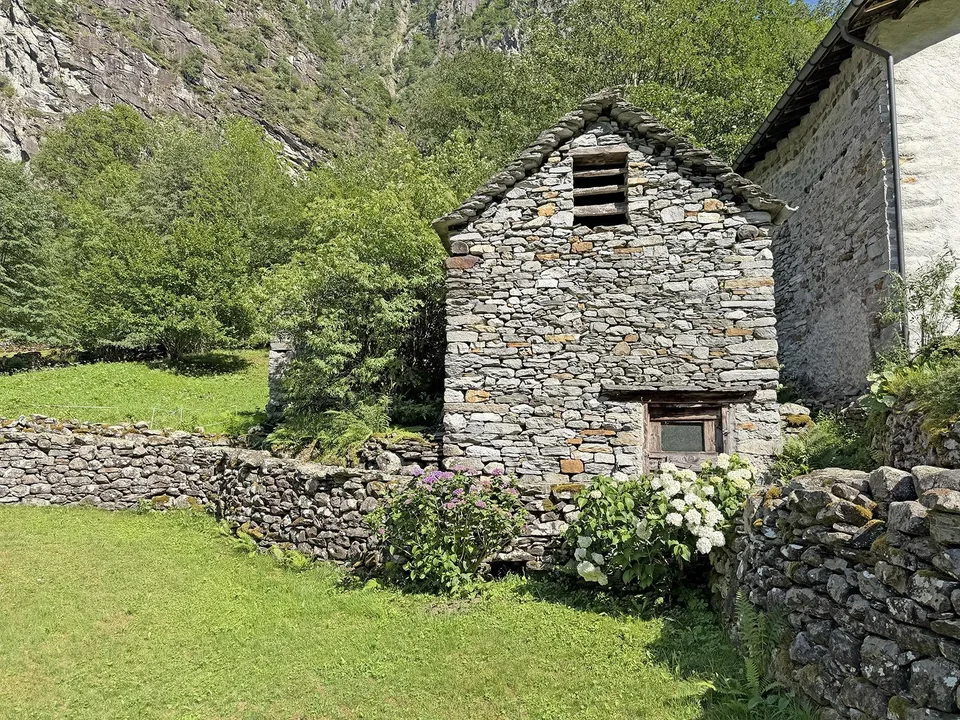 Val Bavona - Loc. Roseto - 2 Rustico zum Renovieren mit bauland