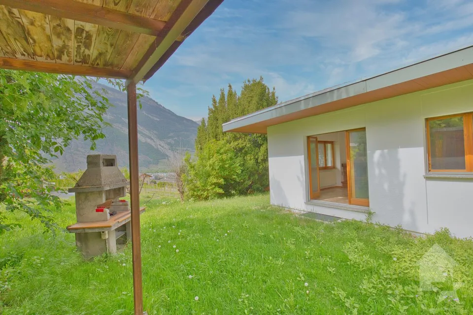 Villa traditionnelle avec grand sous-sol implantée sur une grande parcelle de 1'075 m2