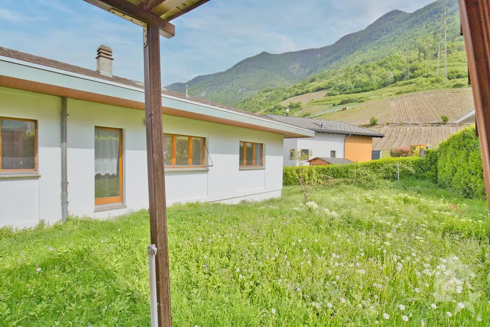 Villa traditionnelle avec grand sous-sol implantée sur une grande parcelle de 1'075 m2