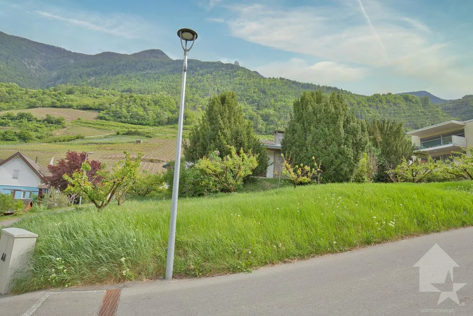 Villa traditionnelle avec grand sous-sol implantée sur une grande parcelle de 1'075 m2