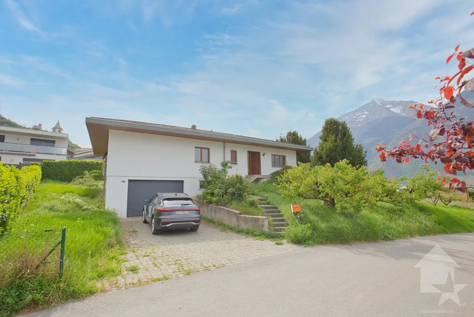 Villa traditionnelle avec grand sous-sol implantée sur une grande p...