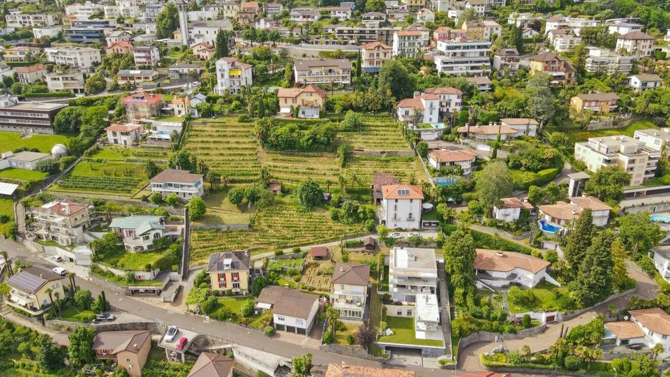 Villa, due case e terreno edificabile di 4'914 m2 con vista lago / ...